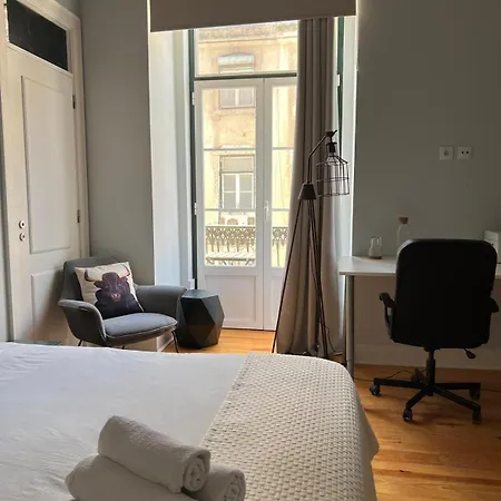 Hideaway: With Private Bathroom And Charming Balcony! Homestay