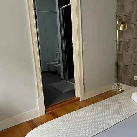 Rum i privatbostad Hideaway: With Private Bathroom And Charming Balcony! Lisboa