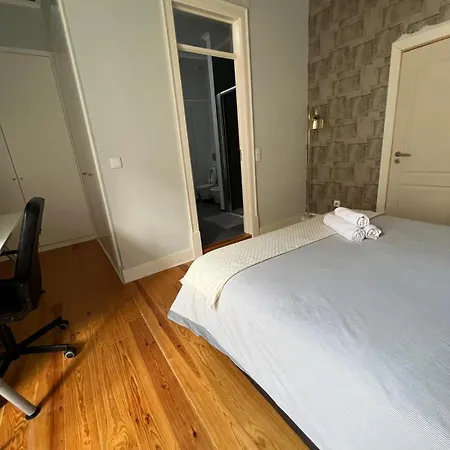 Hideaway: With Private Bathroom And Charming Balcony! Homestay