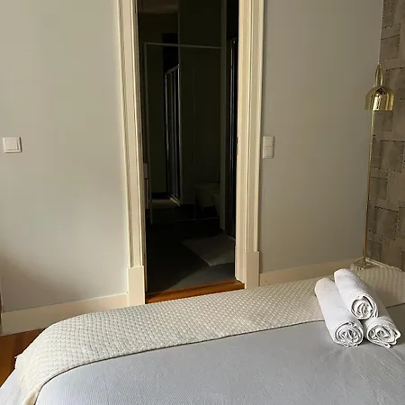 Homestay Hideaway: With Private Bathroom And Charming Balcony!